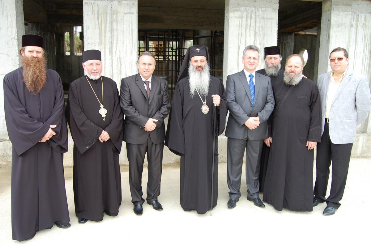 Înalpreasfinţitul Teofan pe esplanada bisericii împreună cu alte oficialităţi
